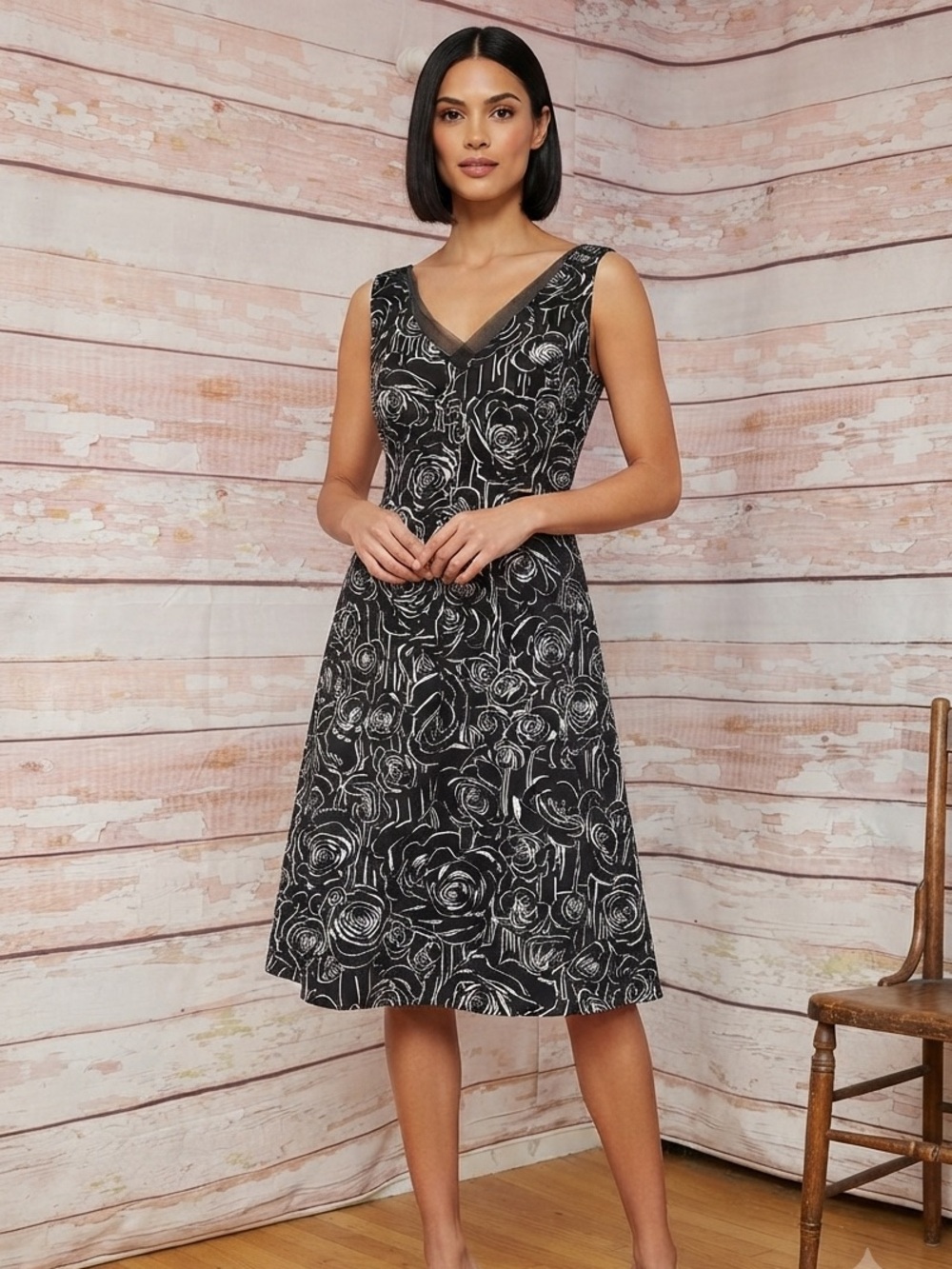 Donna Ricco Black and White Floral V-Neck Midi Dress